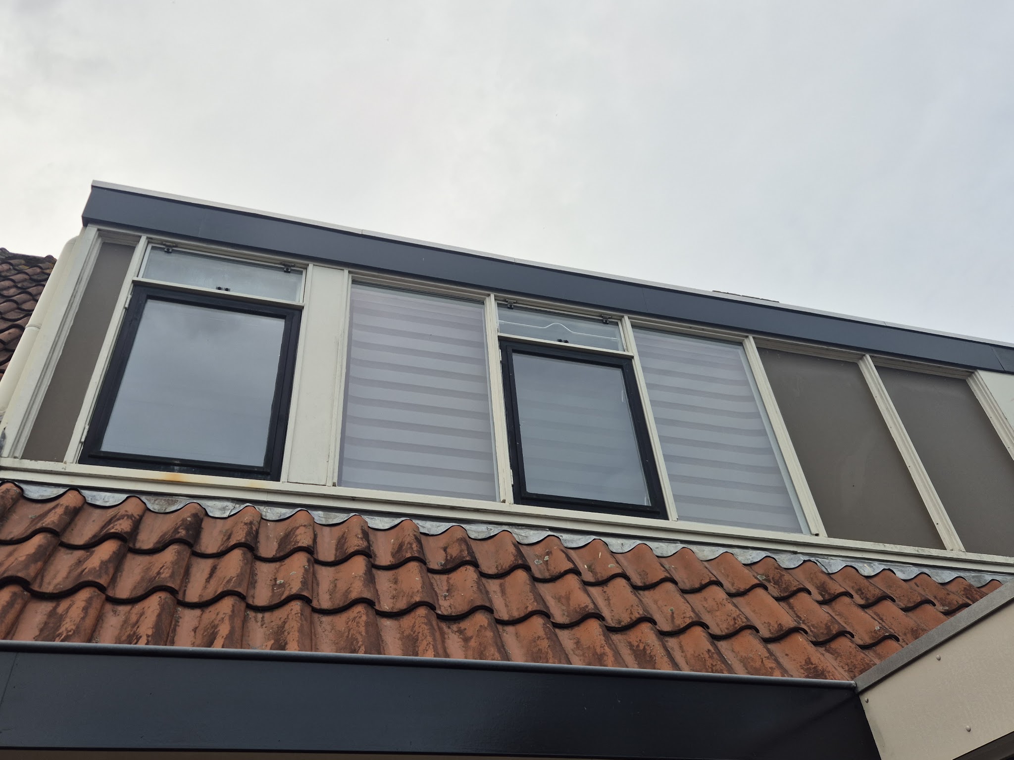 Vervangen boeiborden aan een dakkapel boven de dakpannen