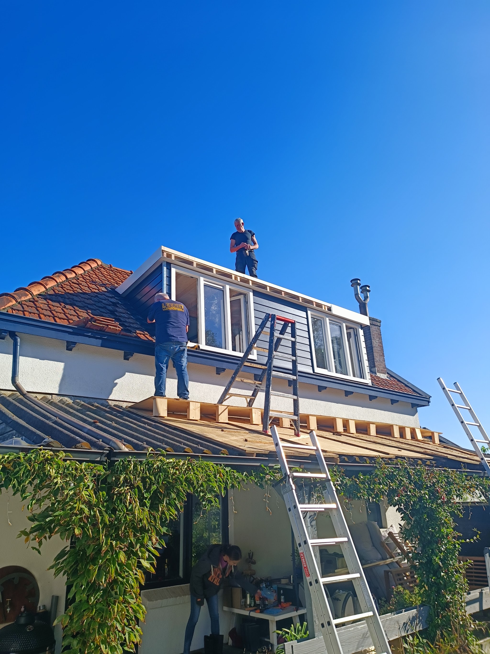Dakkapel in aanbouw, er wordt op het dak gewerkt
